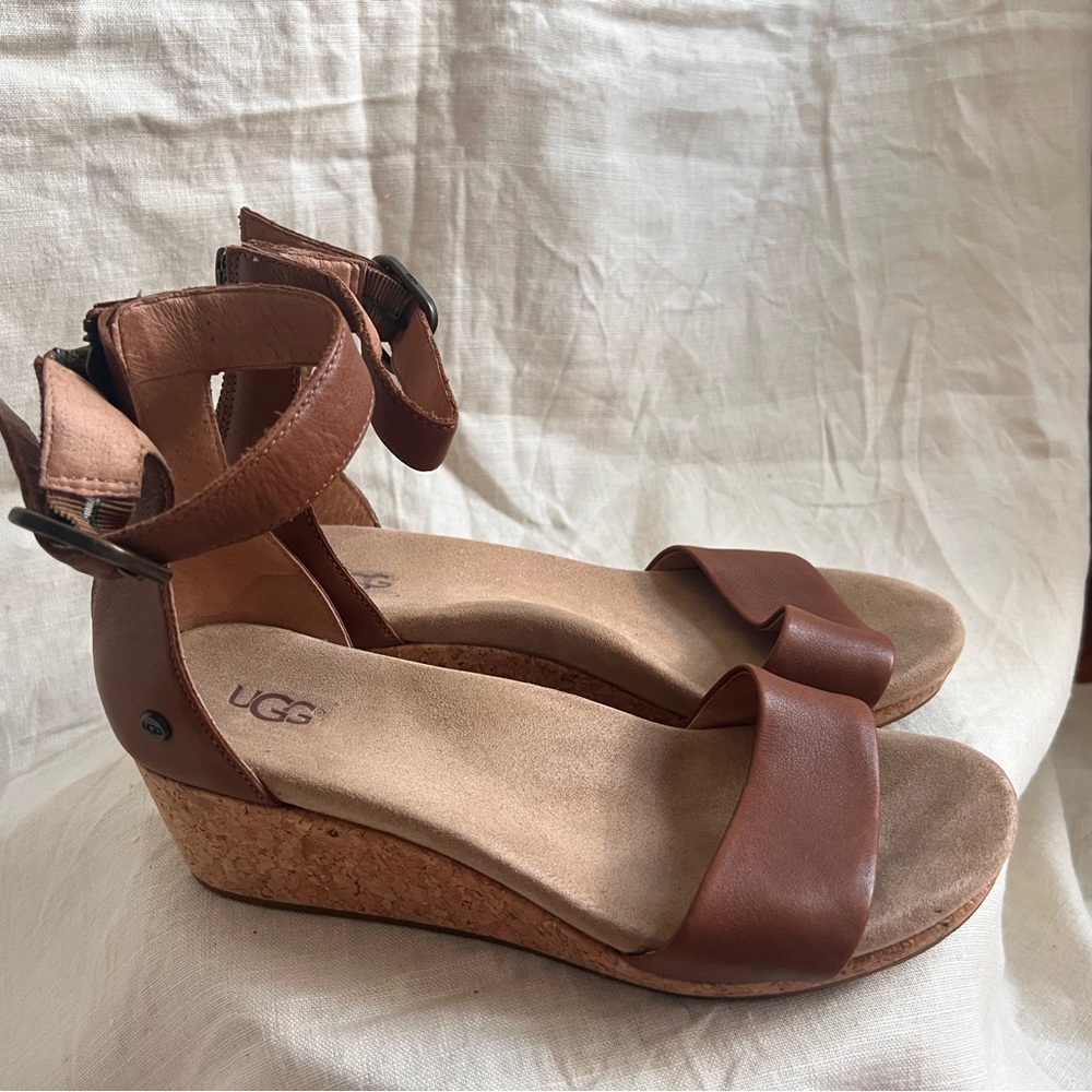 UGG Zoe II wedge sandal Size US 9.5